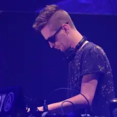 Обложка: Robin Schulz - Love Me A Little